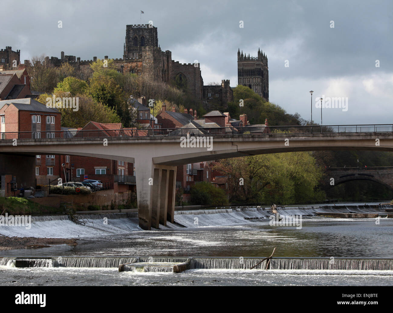 Framwellgate Damm des Flusses Wear in Durham Stadtzentrum mit Durham Kathedrale und Durham Castle im Hintergrund Stockfoto