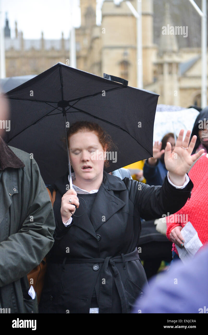 Parliament Square, London, UK. 6. Mai 2015. 7.14 Wahl Gebet, Christen aller Konfessionen zusammenkommen, eine Stunde des Gebets von 7,14 um 8.14 in Parliament Square, für morgen Parlamentswahlen Credit: Matthew Chattle/Alamy Live News Stockfoto