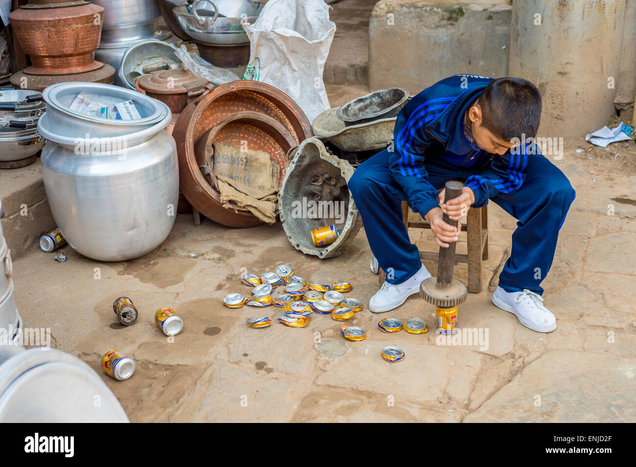 Ein Nepali junge ist erdrückend Aluminiumdosen zu veräußern, in Bhaktapur, Nepal Stockfoto