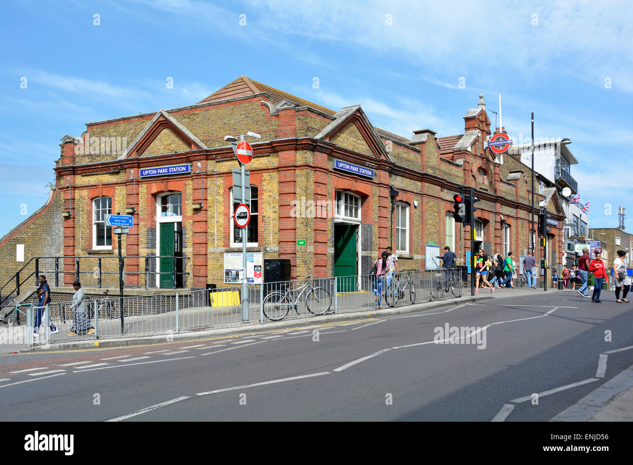 Upton Park U-Bahn Station Eingang auf einer Straße Brücke über Bahnlinien in East London auf der District Line England England Stockfoto