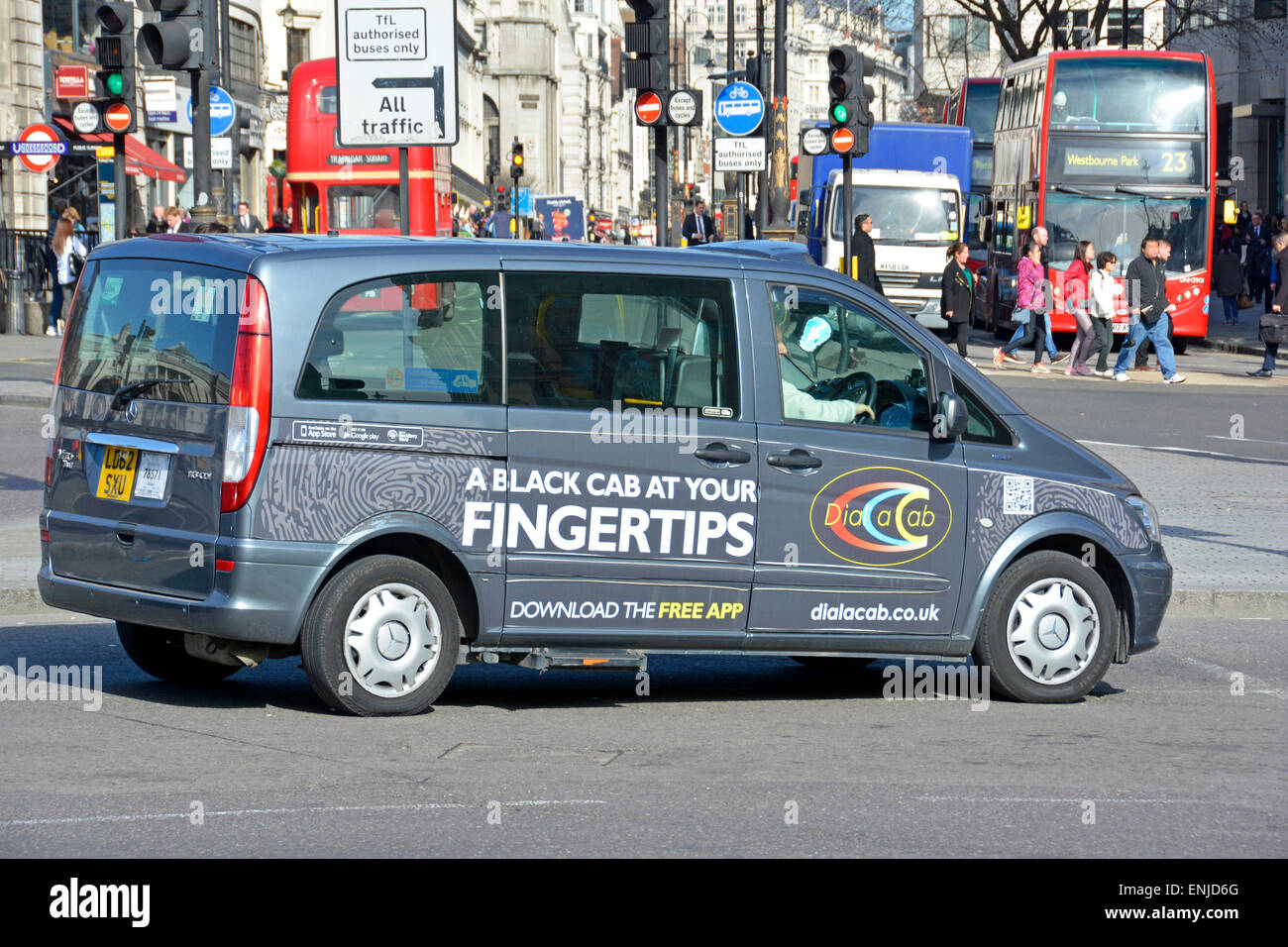 "Ein Black Cab an Ihren Fingerspitzen "Förderung der Idee, Smartphone Apps auch Taxis mit QR-Code auf der Seite des Fahrzeugs London England UK buchen Stockfoto