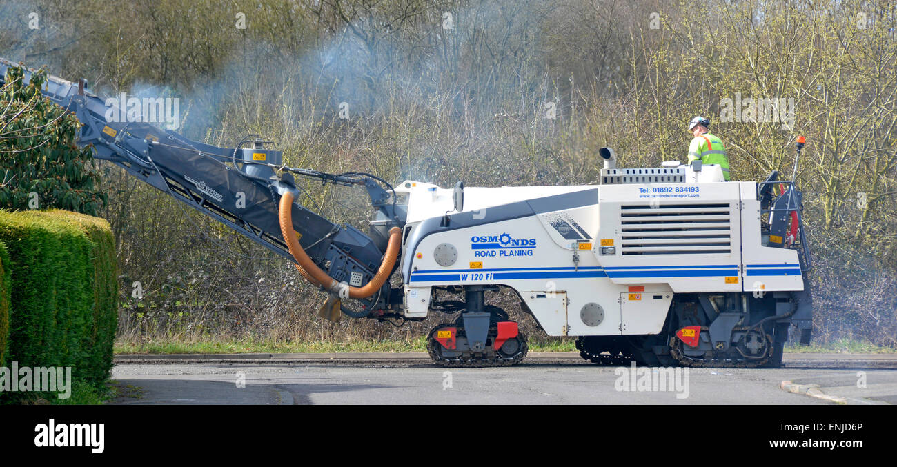 Fahrer Betreiber arbeitet Wirtgen, W120Fi Straßenhobelmaschine Entfernen defekter abgenutzter Asphalt Oberfläche Vorbereiten für die Oberflächenbearbeitung Brentwood Essex England UK Stockfoto