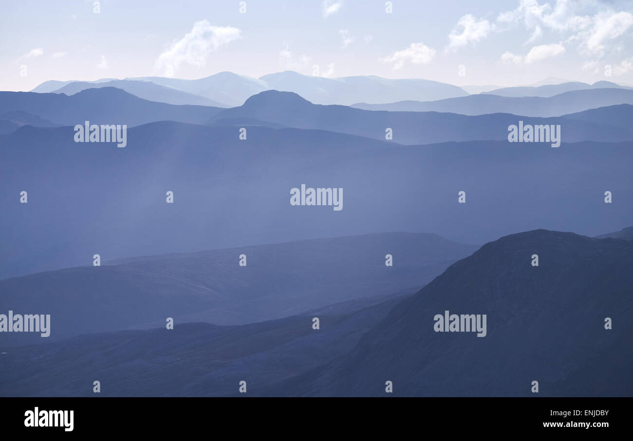 Kalte Pastell blau Licht über den schottischen Highland-Berge im Herbst. Stockfoto