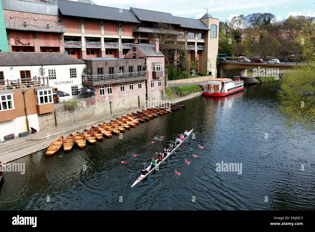 Ruderer auf dem Fluss tragen in Durham Stockfoto