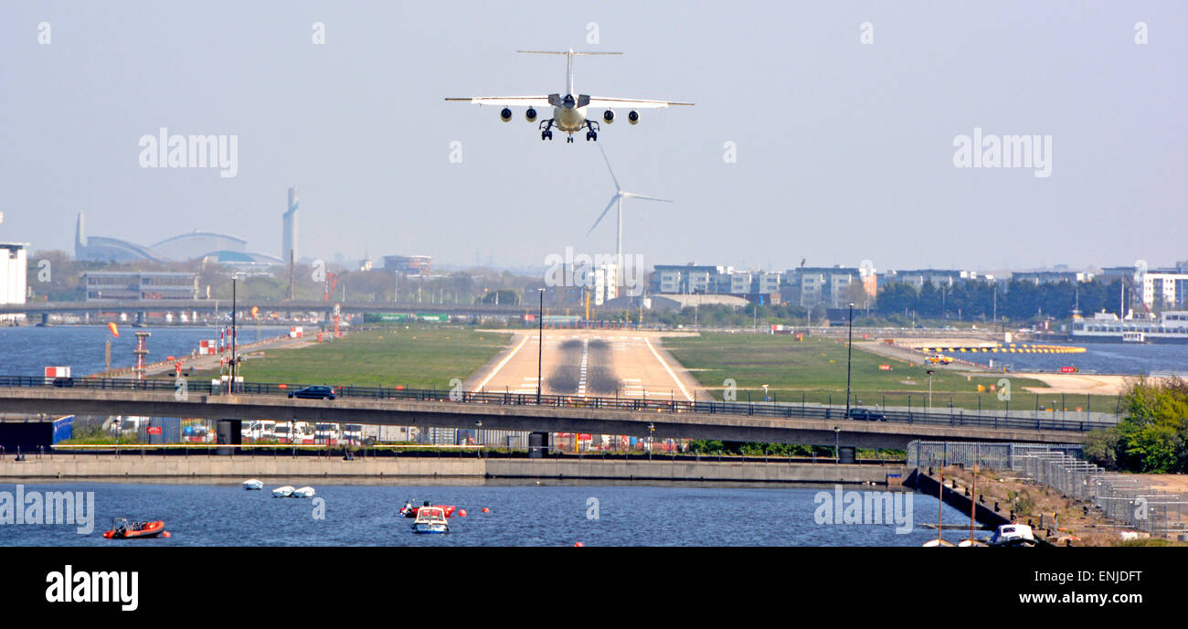 London City Airport 4 motorige Passagier jet Flugzeug Landebahn in der Mitte des alten London Docklands Gewässer Newham England Großbritannien Stockfoto