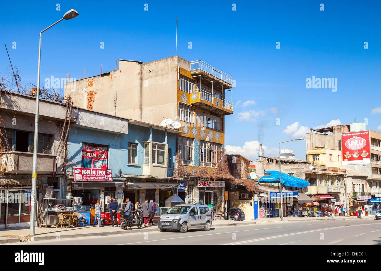 Izmir, Türkei - 7. Februar 2015: Esrefpasa Caddesi, Straßenansicht mit gewöhnlichen Fassaden, Autos und Menschen zu Fuß Stockfoto