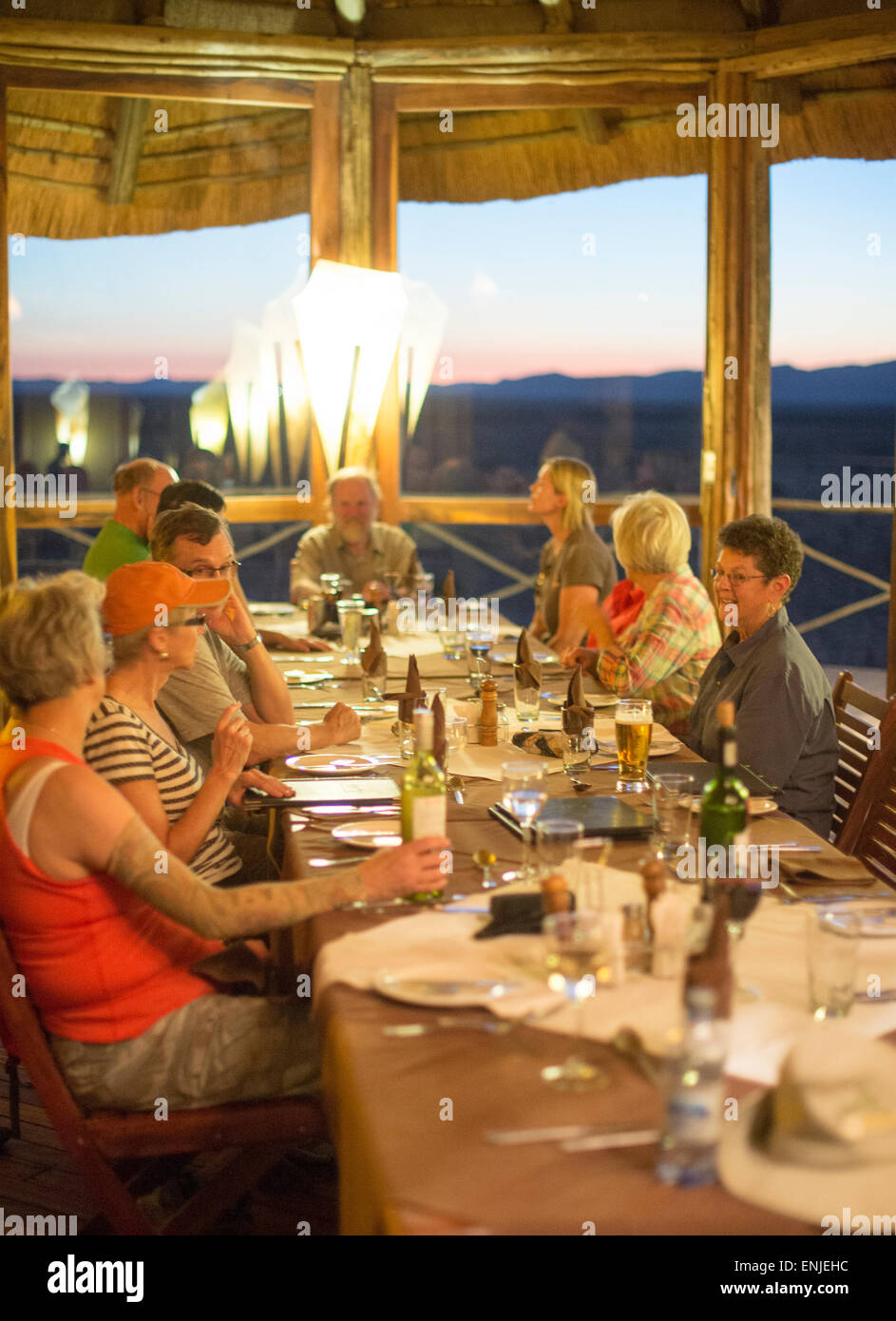 Afrika, Namibia. Sossus Dune Lodge.  Namib-Wüste. Sossusvlei, Naukluft Park. Gruppe beim Abendessen. -Modell veröffentlicht. Stockfoto