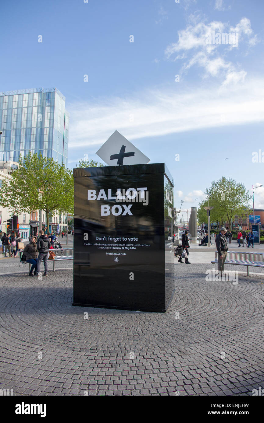 Eine große Urne in Bristol, UK, die Kommunalwahlen zu fördern. Stockfoto