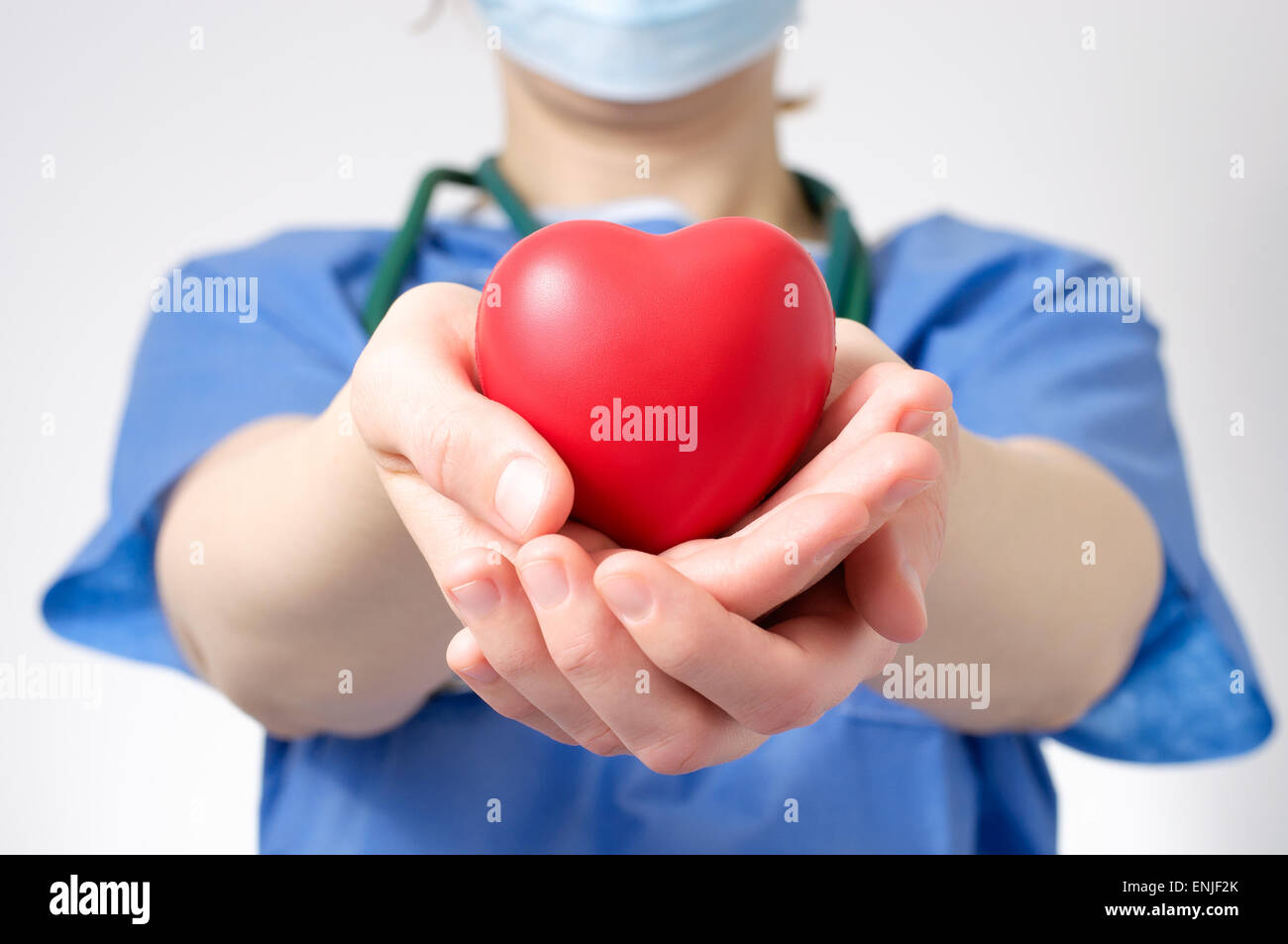 Ärztin, hält eine rotes Herzform Stockfoto