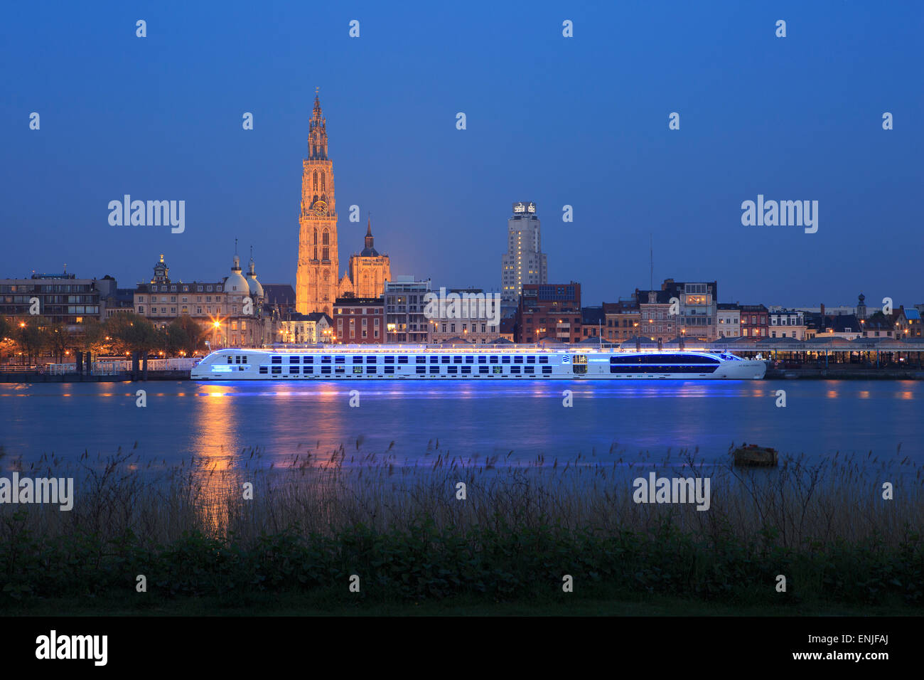 Panoramablick von Antwerpen aus über den Fluss Schelde Stockfoto