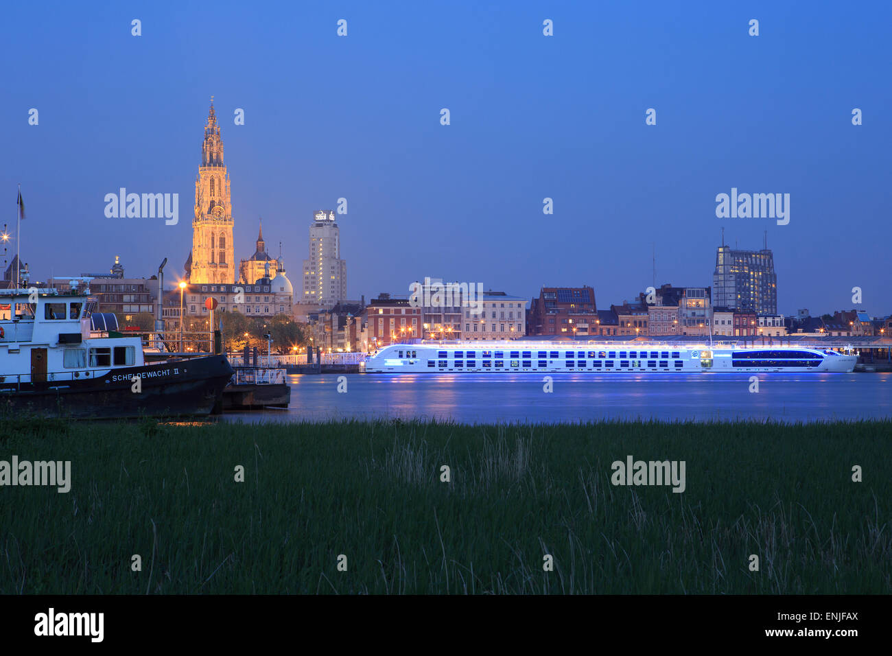 Panoramablick von Antwerpen aus über den Fluss Schelde Stockfoto