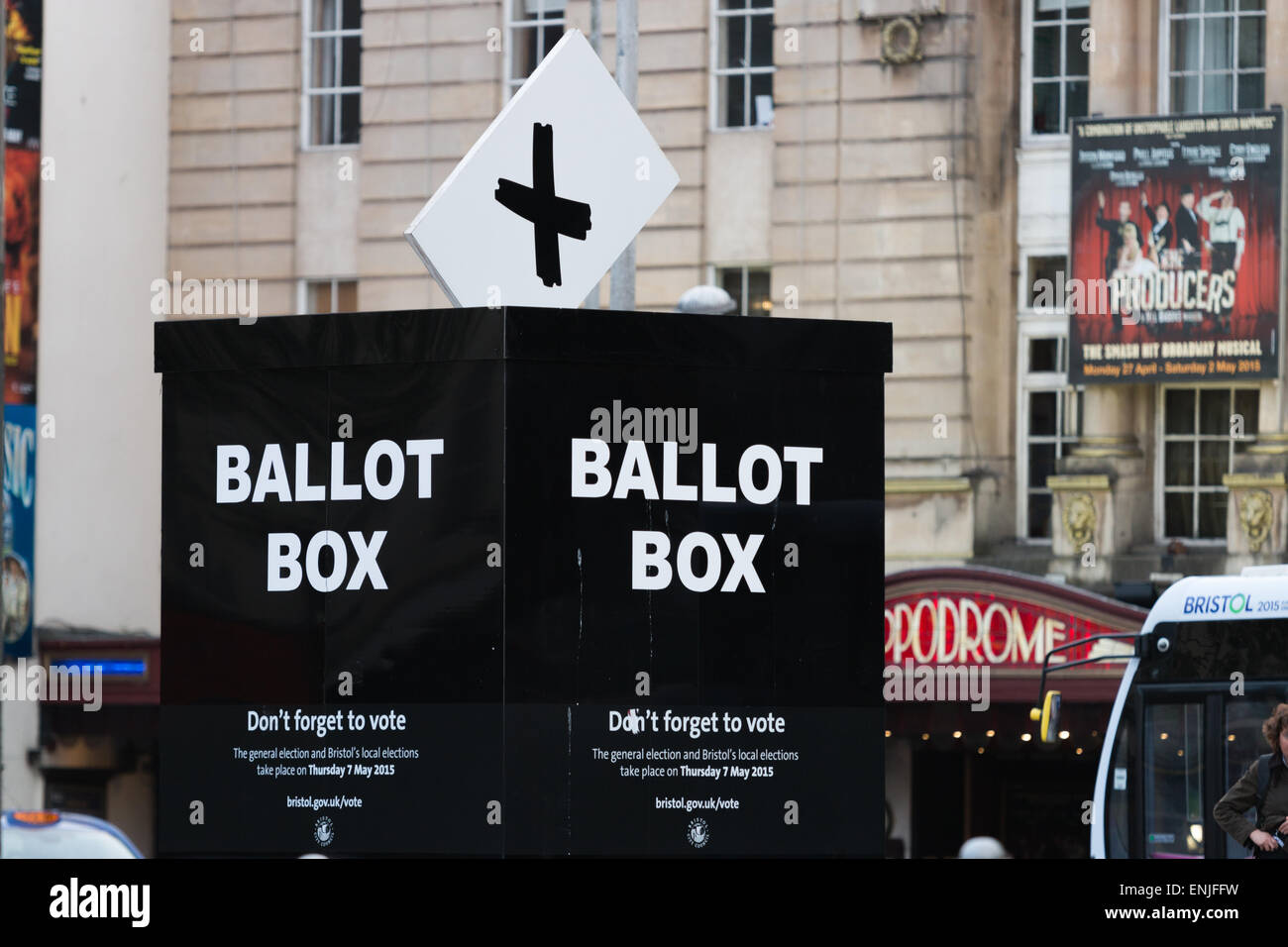 Eine große Urne in Bristol, UK, UK zu fördern allgemeine und lokale Wahlen. Stockfoto