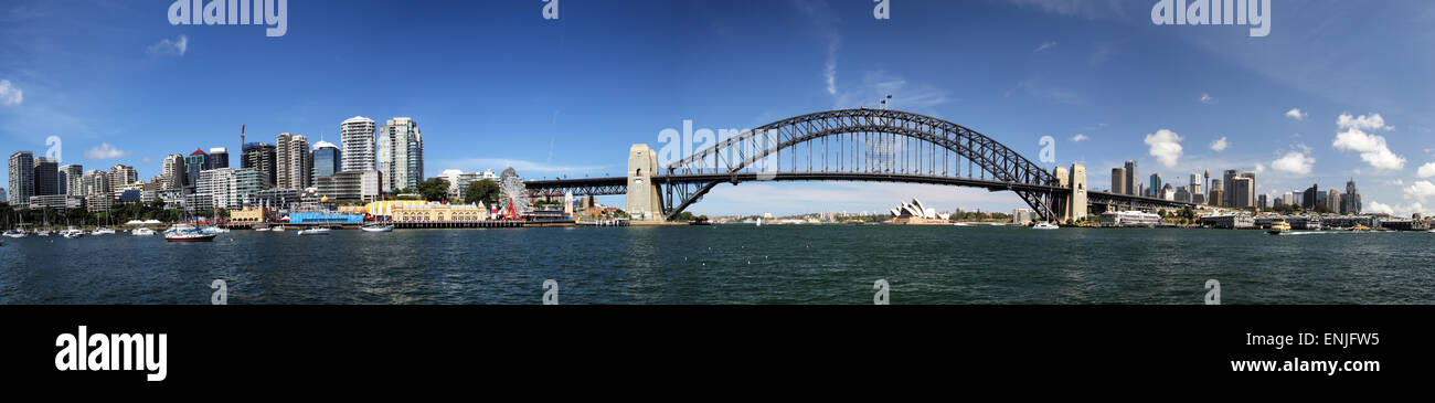 Panorama der Sydney Harbour Bridge und die Skyline von Sydney, Australien. Stockfoto