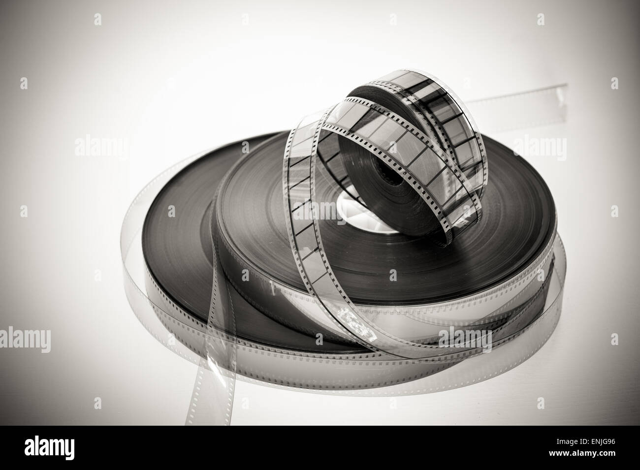 Drei 35mm Film Rollen in Vintage schwarz / weiß, rollt auf weißem Hintergrund Stockfotografie