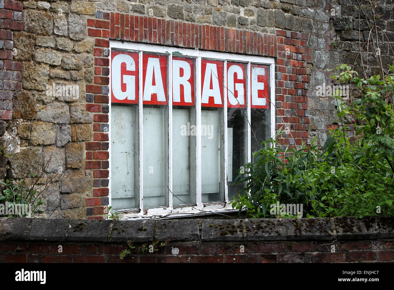 Old fashioned Autogarage unterzeichnen in Petworth, West Sussex, UK. Stockfoto