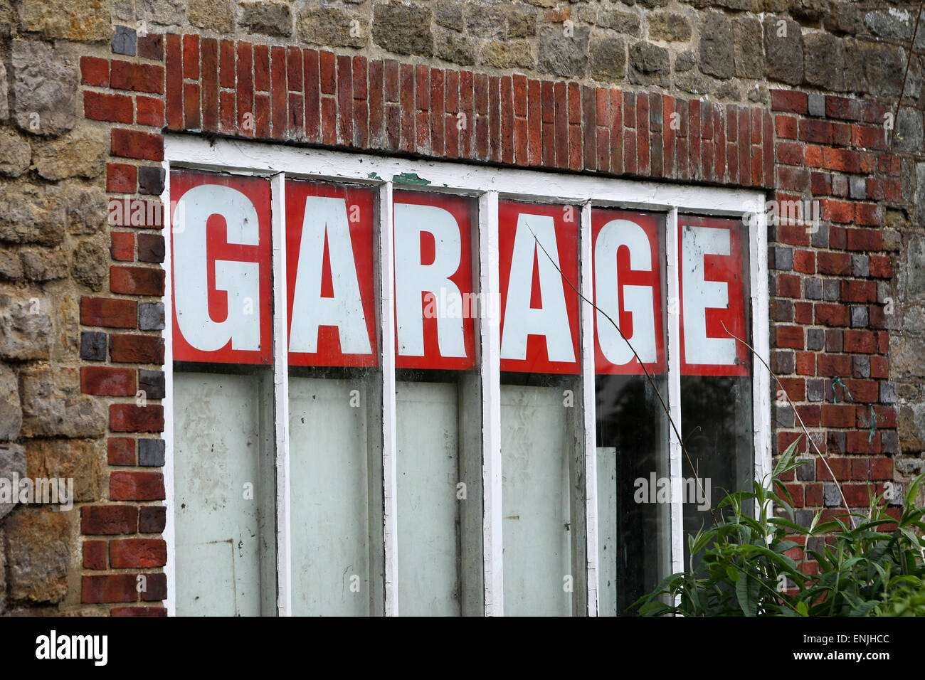 Old fashioned Autogarage unterzeichnen in Petworth, West Sussex, UK. Stockfoto