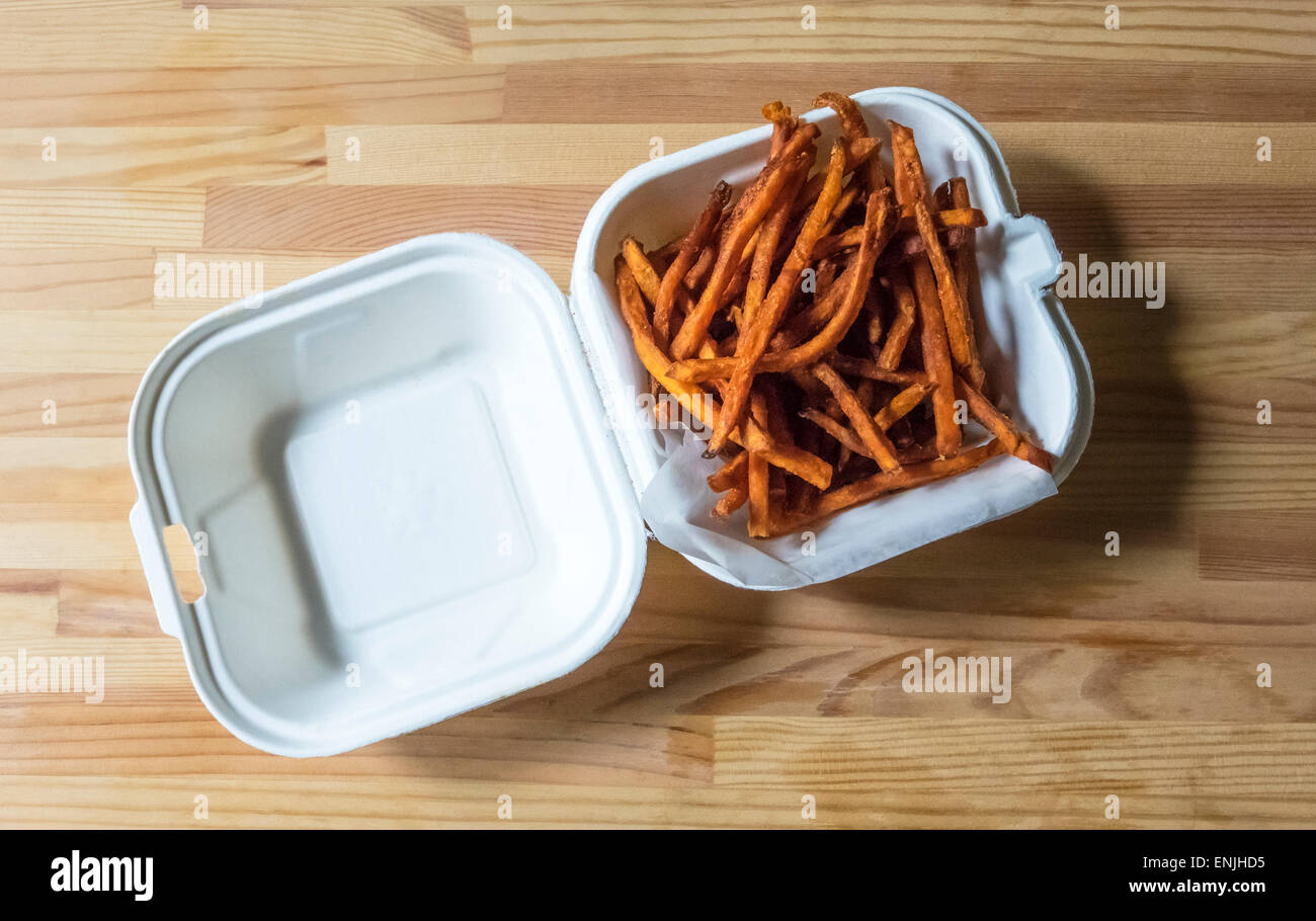Süße begrenzten Kartoffelchips in einer Styropor-Box zum mitnehmen Stockfoto