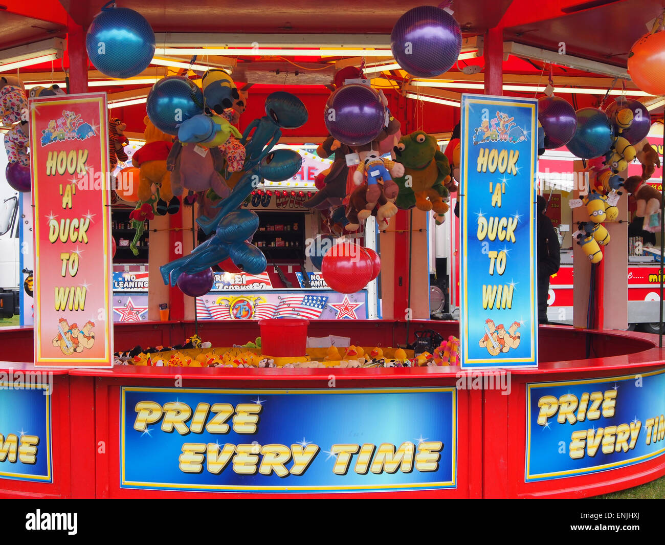 Haken Sie einen Ente Festplatz Wettbewerb stand mit Preisen Stockfoto