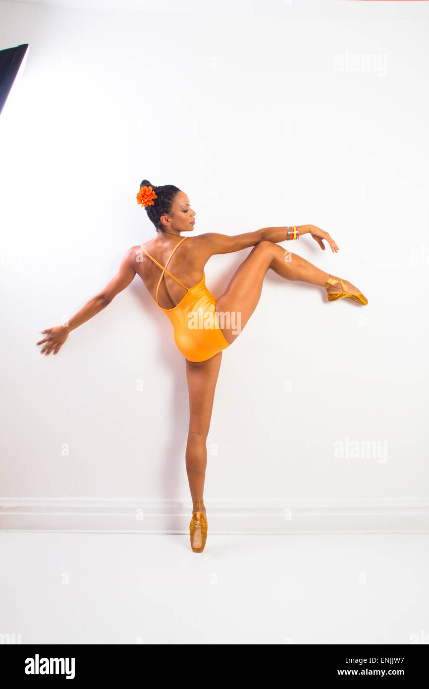 Afrikanische Frauen Ballerina in einem modernen Tanz stellen tragen orange Trikot Stockfoto