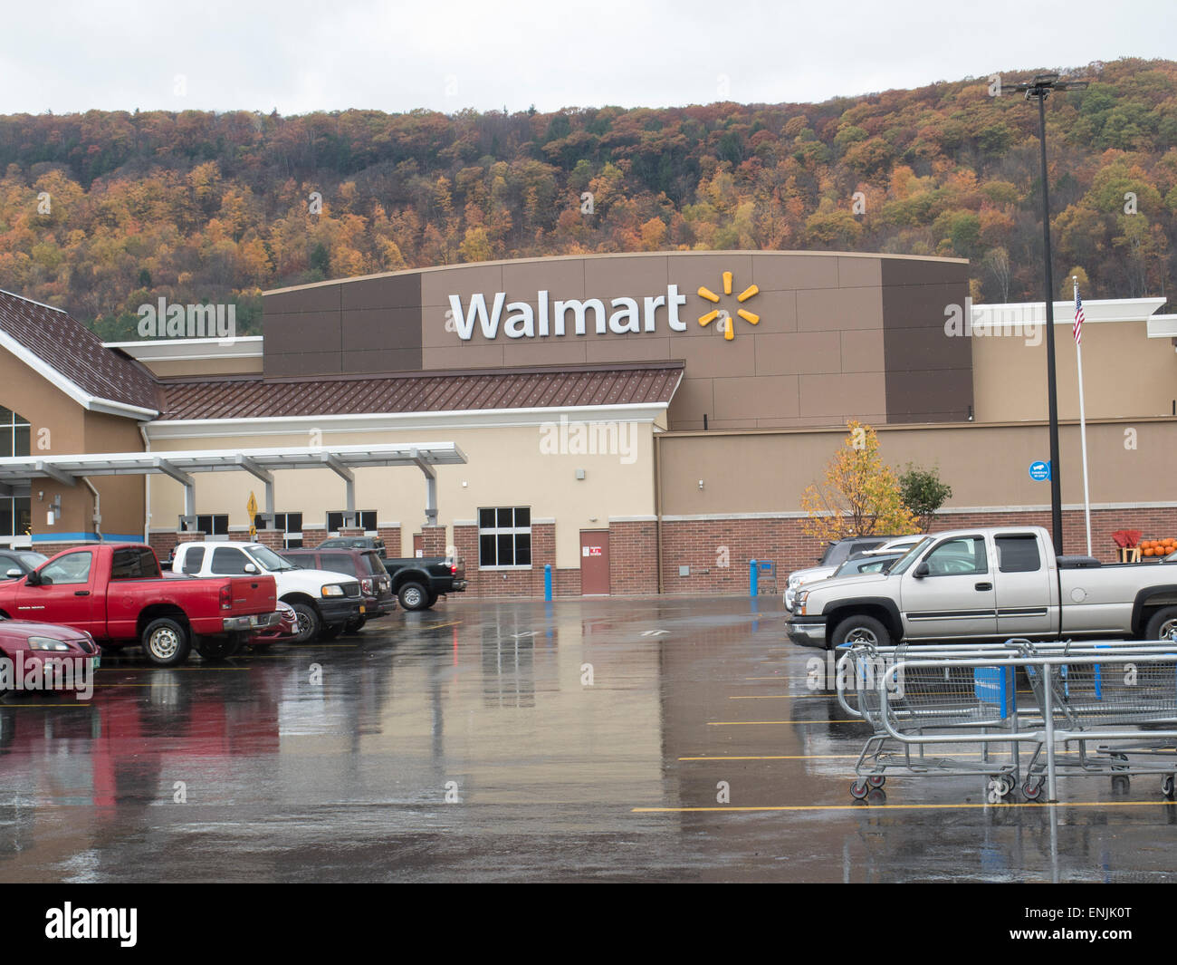 Außenseite einer Kleinstadt Walmart Filiale an einem regnerischen Tag. Stockfoto