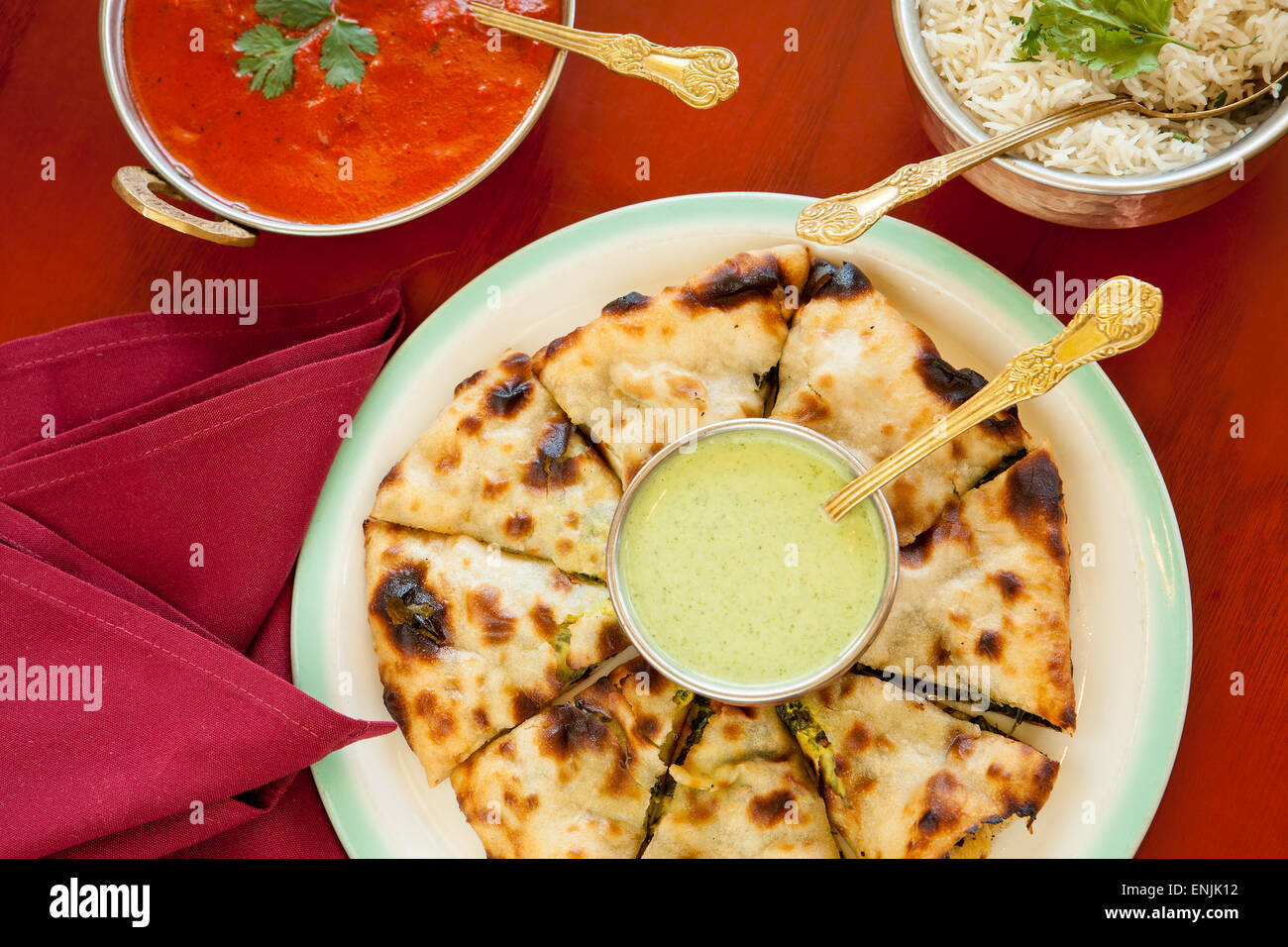 Saag Naan mit Reis und rote Chili Sauce, Himalaya Restaurant, Küche von Nepal, Indien und Tibet, Ventura, California Stockfoto