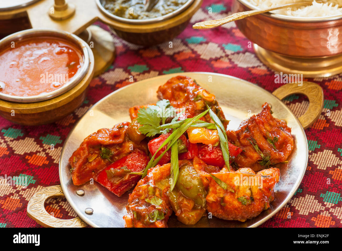 Pfanne gebraten MoMo, eine Art von Potsticker, beschichtet mit Chili-Sauce, Himalaya Restaurant, Küche von Nepal, Indien und Tibet, Ventura, Stockfoto