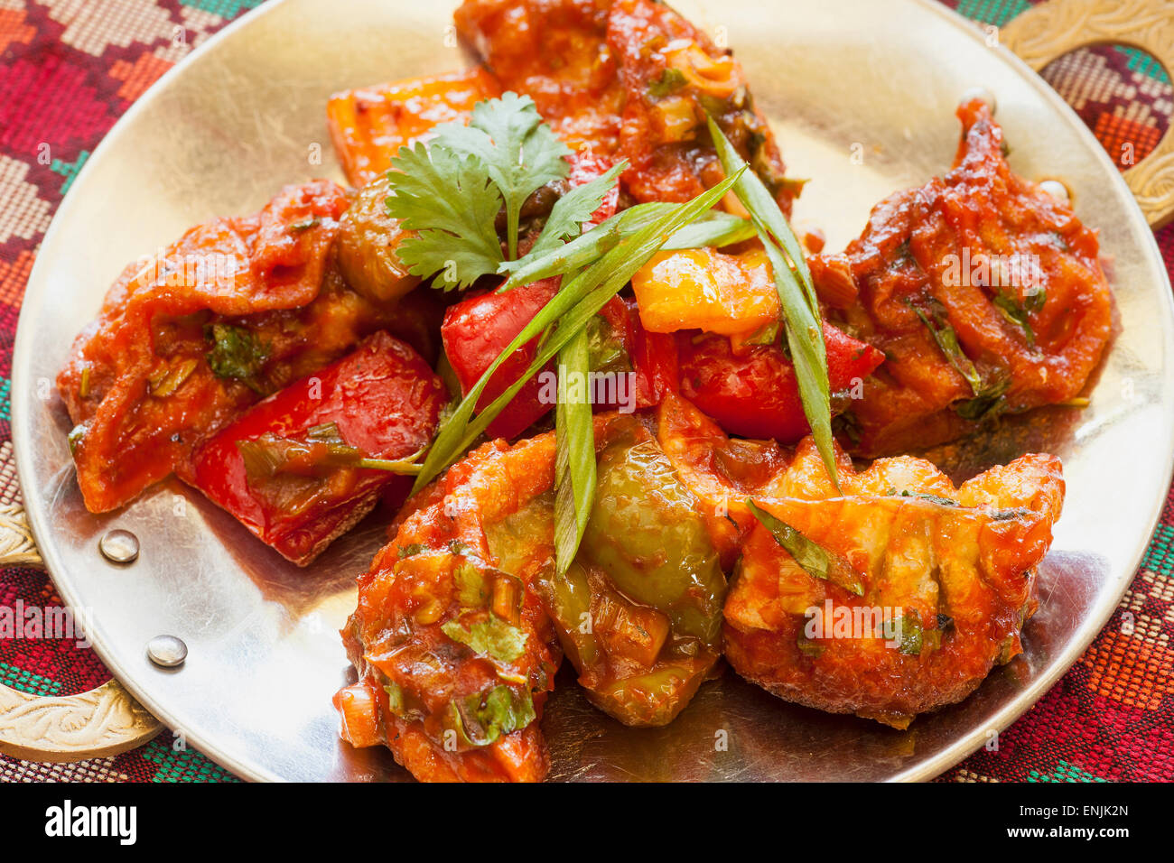 Pfanne gebraten MoMo, eine Art von Potsticker, beschichtet mit Chili-Sauce, Himalaya Restaurant, Küche von Nepal, Indien und Tibet, Ventura, Stockfoto