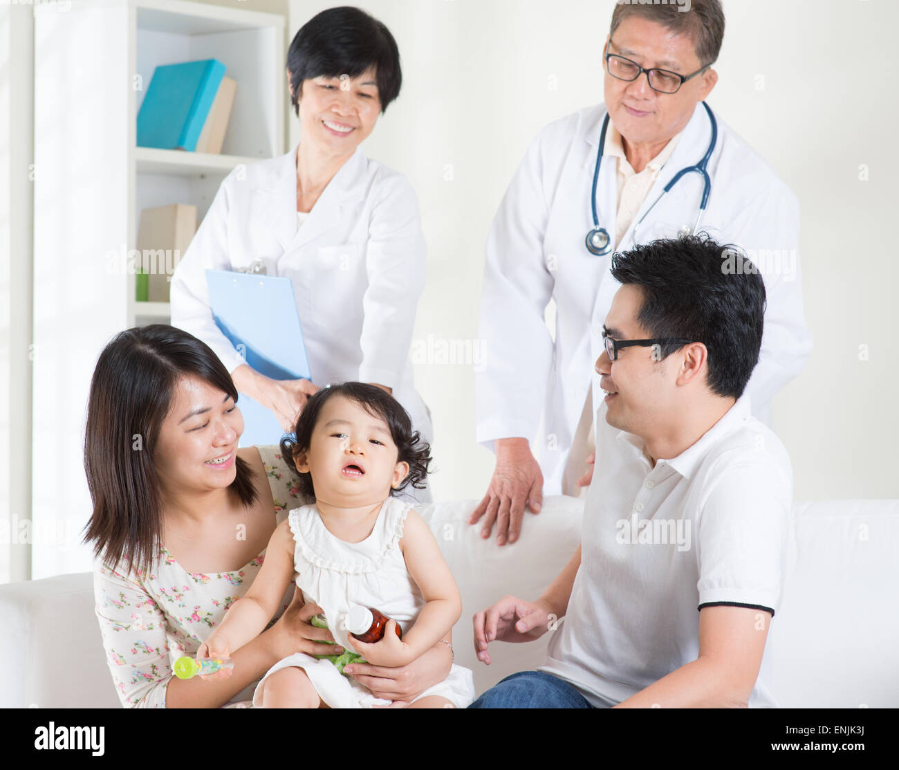 Kleinkind weint nach Hausarzt konsultieren. Kinderarzt und Patienten im Gesundheitswesen Konzept. Stockfoto