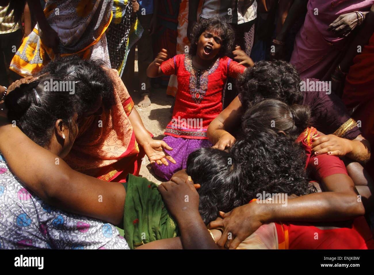 Villupuram, Indien. 6. Mai 2015. Transgender weinend nach dem Tod von Herrn Aravan in Koovagam. Koothandavar Festival der Koovagam, ist eines der bizarrsten Rituale in Indien beobachtet. Bildnachweis: Shashi Sharma/Pacific Press/Alamy Live-Nachrichten Stockfoto