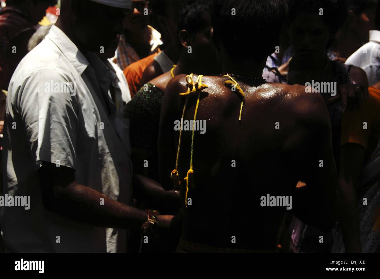 Villupuram, Indien. 6. Mai 2015. Der Priester entfernt den ehelichen Bund fürs Leben nach dem Tod von Herrn Aravan in Koovagam. Koothandavar Festival der Koovagam, ist eines der bizarrsten Rituale in Indien beobachtet. Bildnachweis: Shashi Sharma/Pacific Press/Alamy Live-Nachrichten Stockfoto