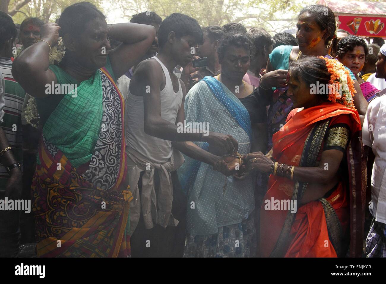 Villupuram, Indien. 6. Mai 2015. Transgender Armreifen nach dem Tod von Herrn Aravan in Koovagam entfernen. Koothandavar Festival der Koovagam, ist eines der bizarrsten Rituale in Indien beobachtet. Bildnachweis: Shashi Sharma/Pacific Press/Alamy Live-Nachrichten Stockfoto