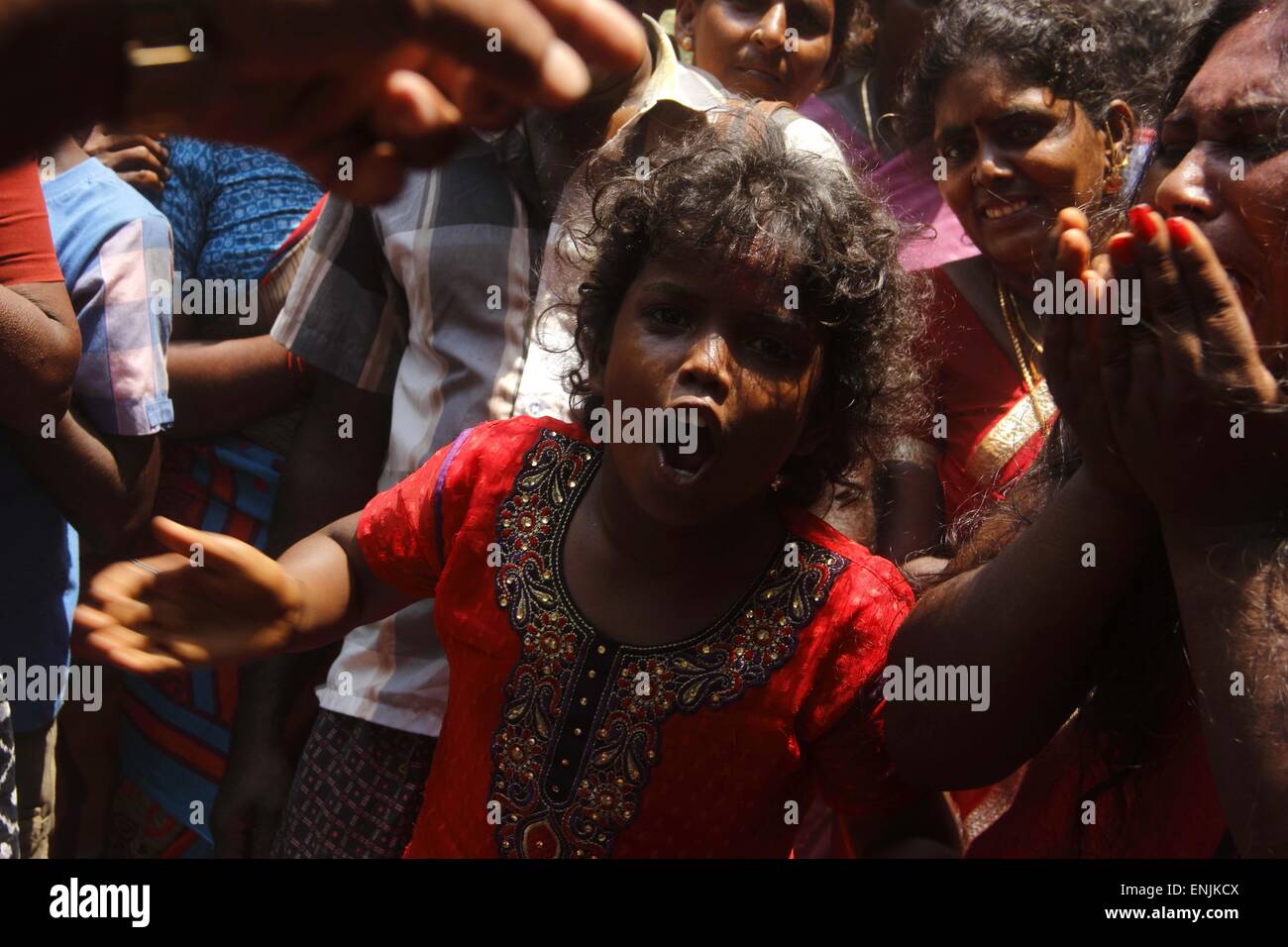 Villupuram, Indien. 6. Mai 2015. Transgender weinend nach dem Tod von Herrn Aravan in Koovagam. Koothandavar Festival der Koovagam, ist eines der bizarrsten Rituale in Indien beobachtet. Bildnachweis: Shashi Sharma/Pacific Press/Alamy Live-Nachrichten Stockfoto