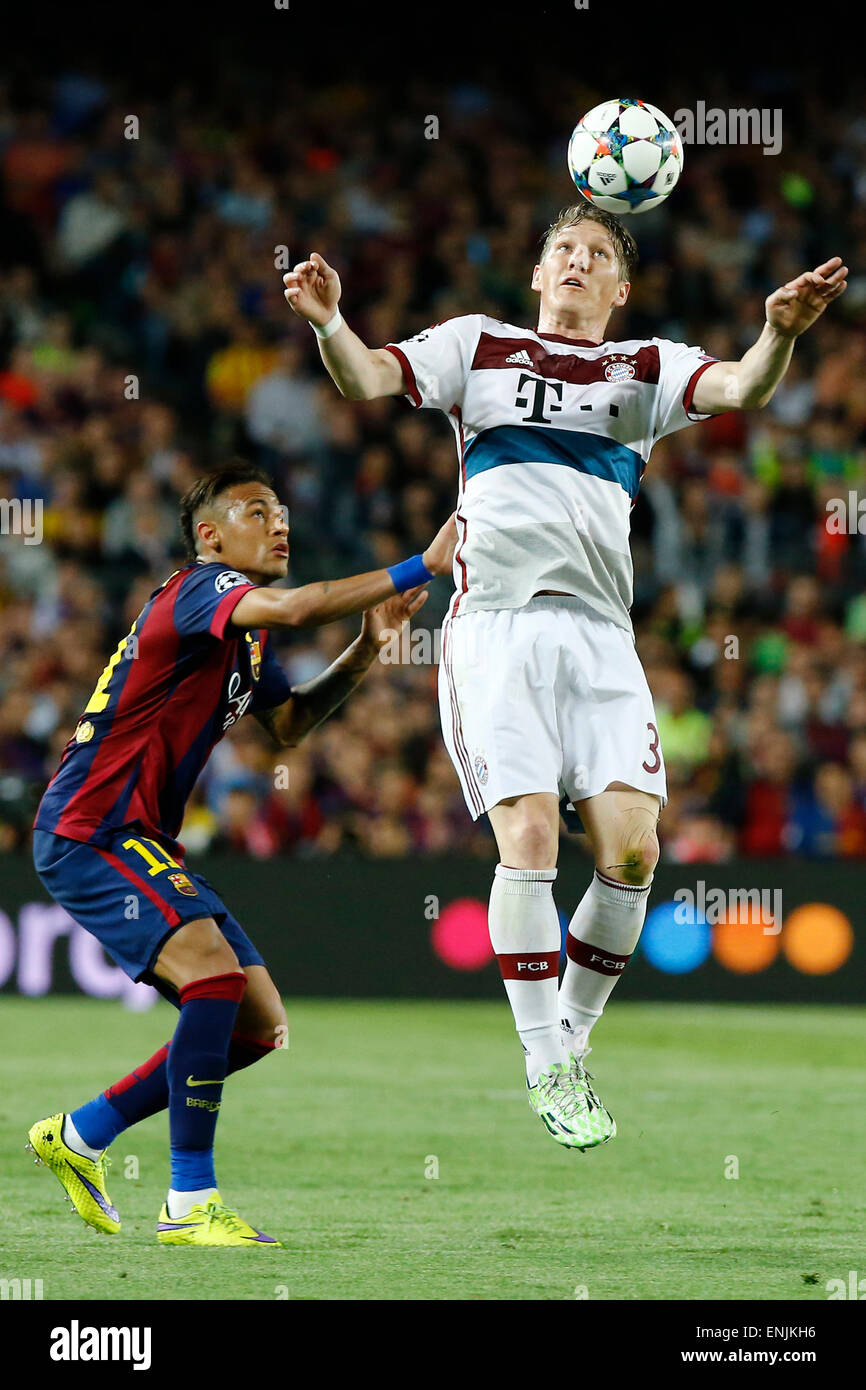 Barcelona, Spanien. 6. Mai 2015. FC Bayern deutsche Mittelfeldspieler Bastian Schweinsteiger (R) wetteifert für einen Ball mit Barcelonas brasilianische vorwärts Neymar in ihrem ersten Vorrundenspiel der Halbfinale bei der 2014-2015 UEFA Championsleague im Camp Nou in Barcelona, Spanien, 6. Mai 2015. Barcelona gewann 3: 0. Bildnachweis: Pau Barrena/Xinhua/Alamy Live-Nachrichten Stockfoto