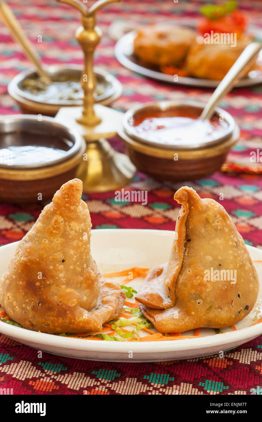 Samosas, Saucen und Aloo Tikka, Himalaya Restaurant, Küche von Nepal, Indien und Tibet, Ventura, California Stockfoto