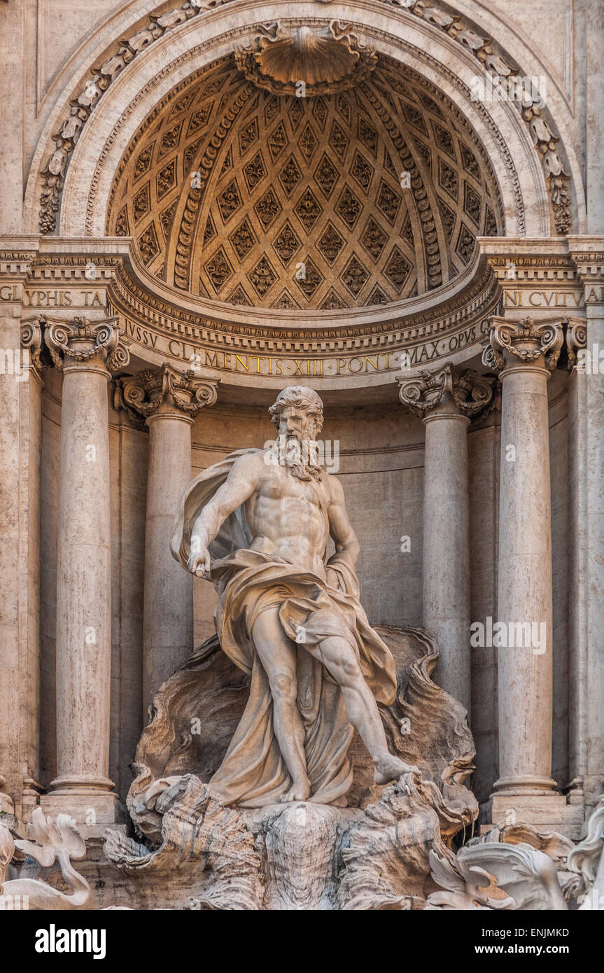 Nahaufnahme der Griechische Gott Oceanus im Zentrum der Trevi-Brunnen in Rom, Italien Stockfoto