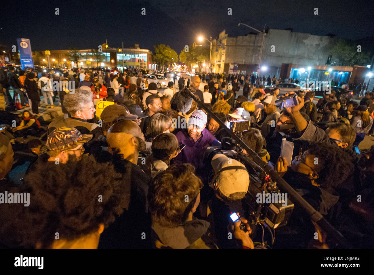 Baltimore Maryland - Rep Elijah Cummings und Senator Catherine Pugh führenden Demonstranten am Freddie Gray zu protestieren Stockfoto