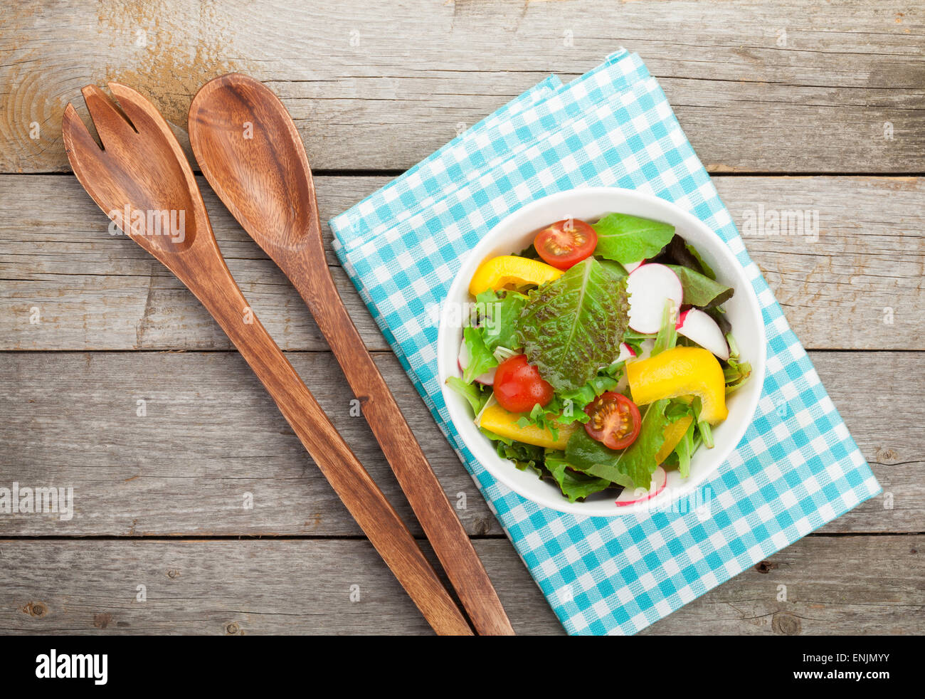 Frische gesunde Salat auf hölzernen Tisch und Küchenutensilien. Ansicht von oben Stockfoto