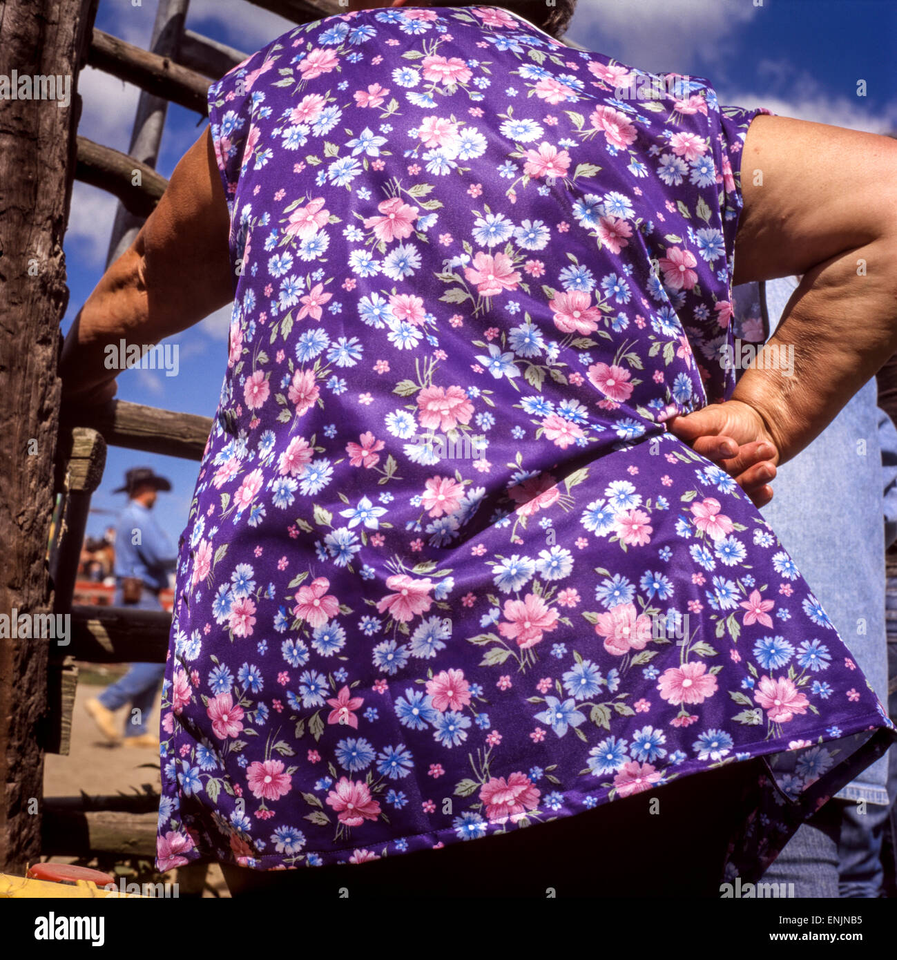 Ältere Frau in floraler Schürze, Tschechische Republik Stockfoto