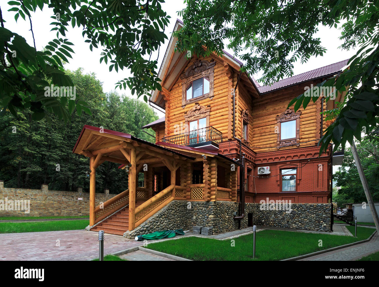 Belokuricha, Russland - 2. August 2013: Holzhaus in der Ortschaft Belokuriha. Stockfoto