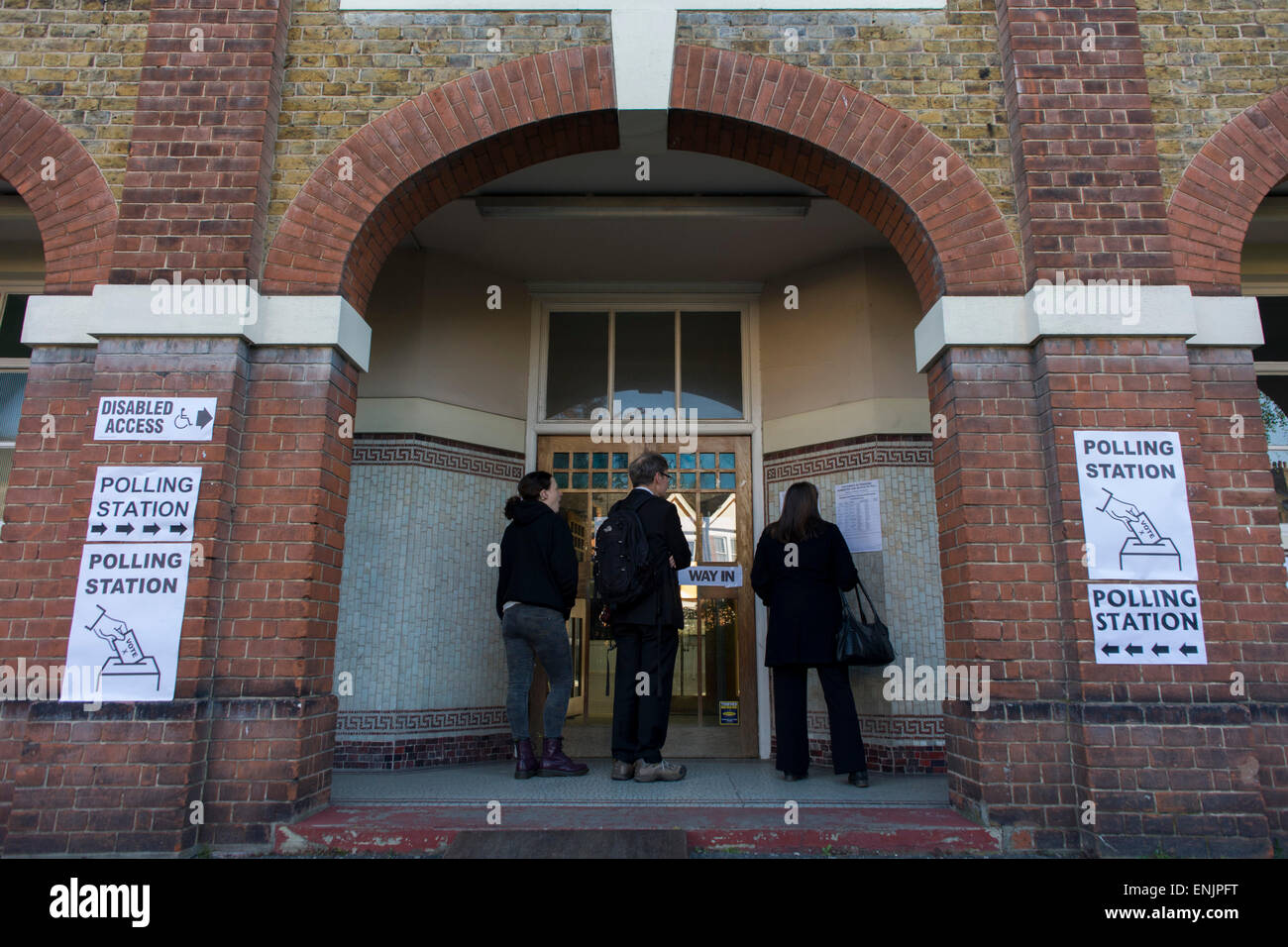 Herne Hill, London, Großbritannien.  7. Mai 2015. Briten gehen zu den Urnen heute in allgemeinen Wahlen voraussichtlich am nächsten seit Jahrzehnten sein, da keine Partei die Mehrheit erwartet wird. Londoner Stimmen in ihren lokalen Wahllokal, eine Kirche im Süden London Borough of Lambeth, Herne Hill, SE24. Bildnachweis: RichardBaker/Alamy Live-Nachrichten Stockfoto