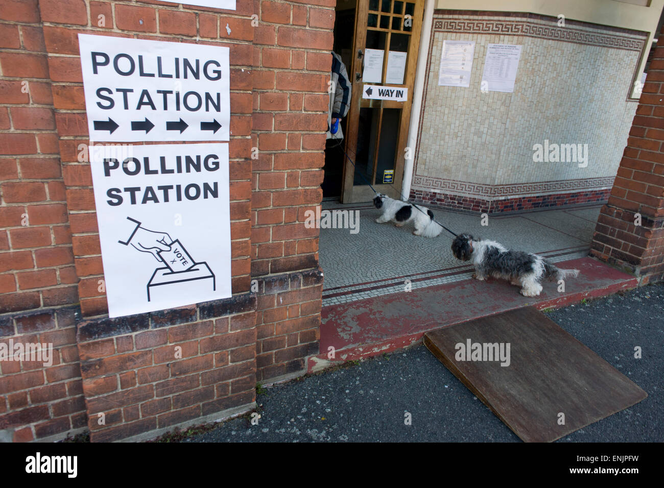 Herne Hill, London, Großbritannien.  7. Mai 2015. Briten gehen zu den Urnen heute in allgemeinen Wahlen voraussichtlich am nächsten seit Jahrzehnten sein, da keine Partei die Mehrheit erwartet wird. Londoner Stimmen in ihren lokalen Wahllokal, eine Kirche im Süden London Borough of Lambeth, Herne Hill, SE24. Bildnachweis: RichardBaker/Alamy Live-Nachrichten Stockfoto