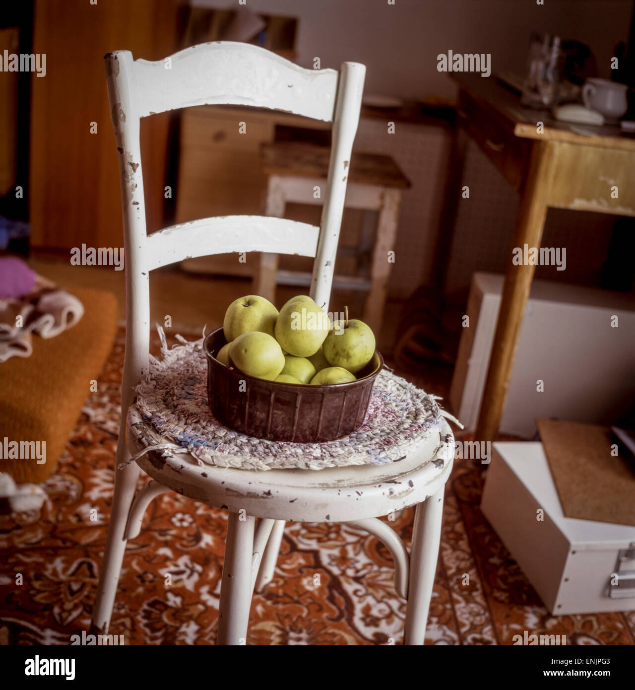 Stillleben mit Äpfeln und weißem Stuhl, Tschechische Republik Stockfoto