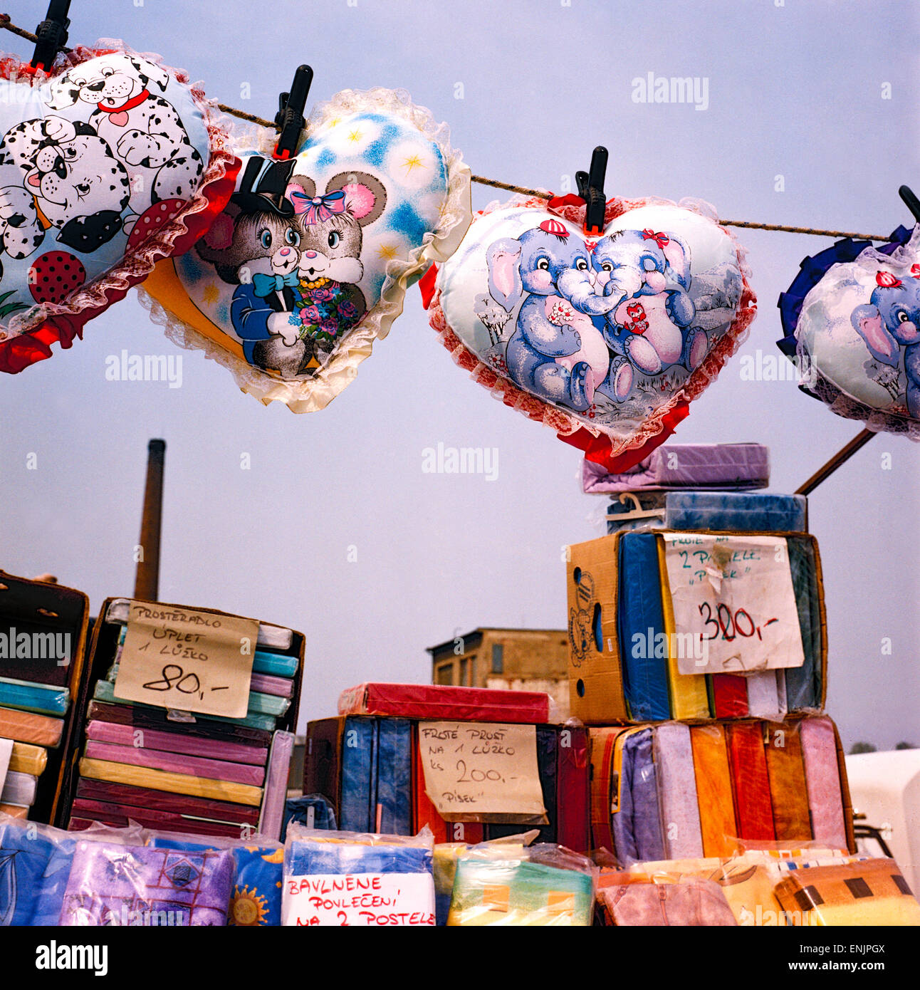 herzförmige Kissen, Markt Stockfoto