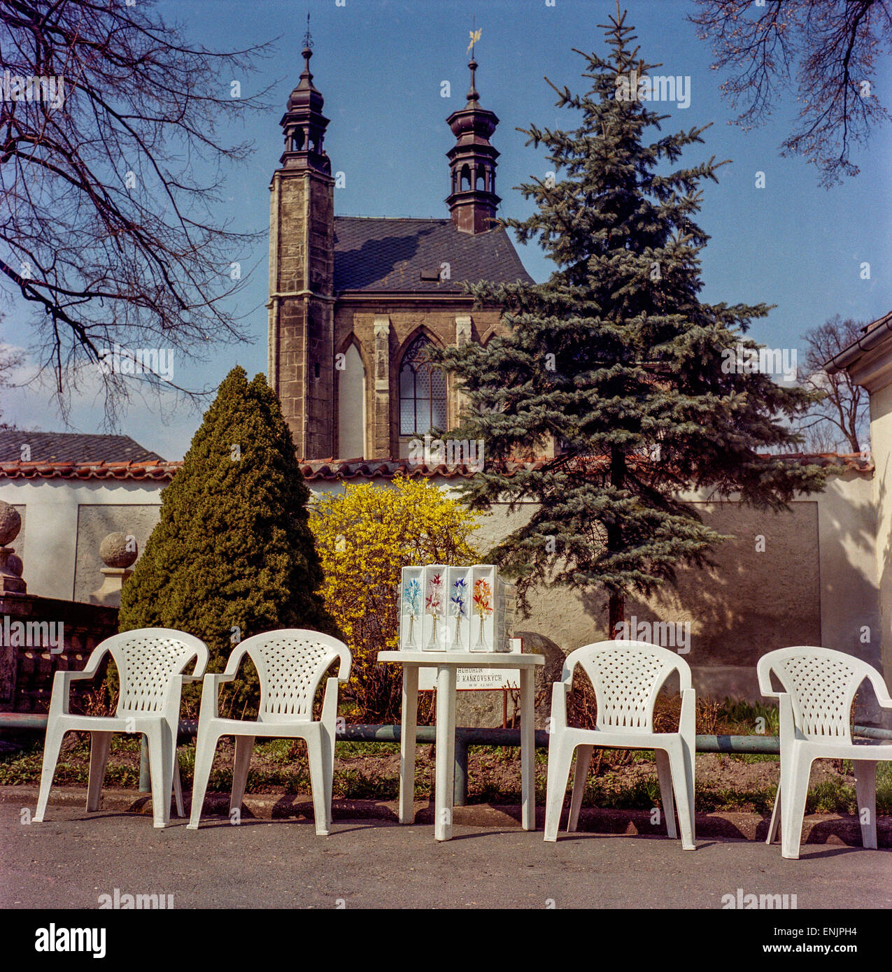 Sedlec Ossuary Außenkapelle Allerheiligen im Stadtteil Sedlec Kutna Hora, Plastikstühle für Touristen, Café-Shop in der Nähe Tschechien, Europa Stockfoto