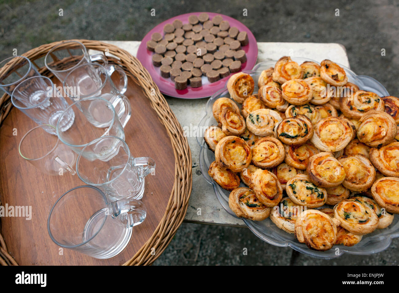 Kleine Erfrischungen auf einem Tisch, Tschechien Stockfoto