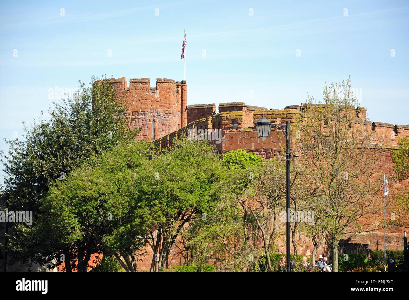 Blick auf den Sandstein Schlossturm mit britischer Flagge an der Spitze, Shrewsbury, Shropshire, England, Vereinigtes Königreich, West-Europa. Stockfoto