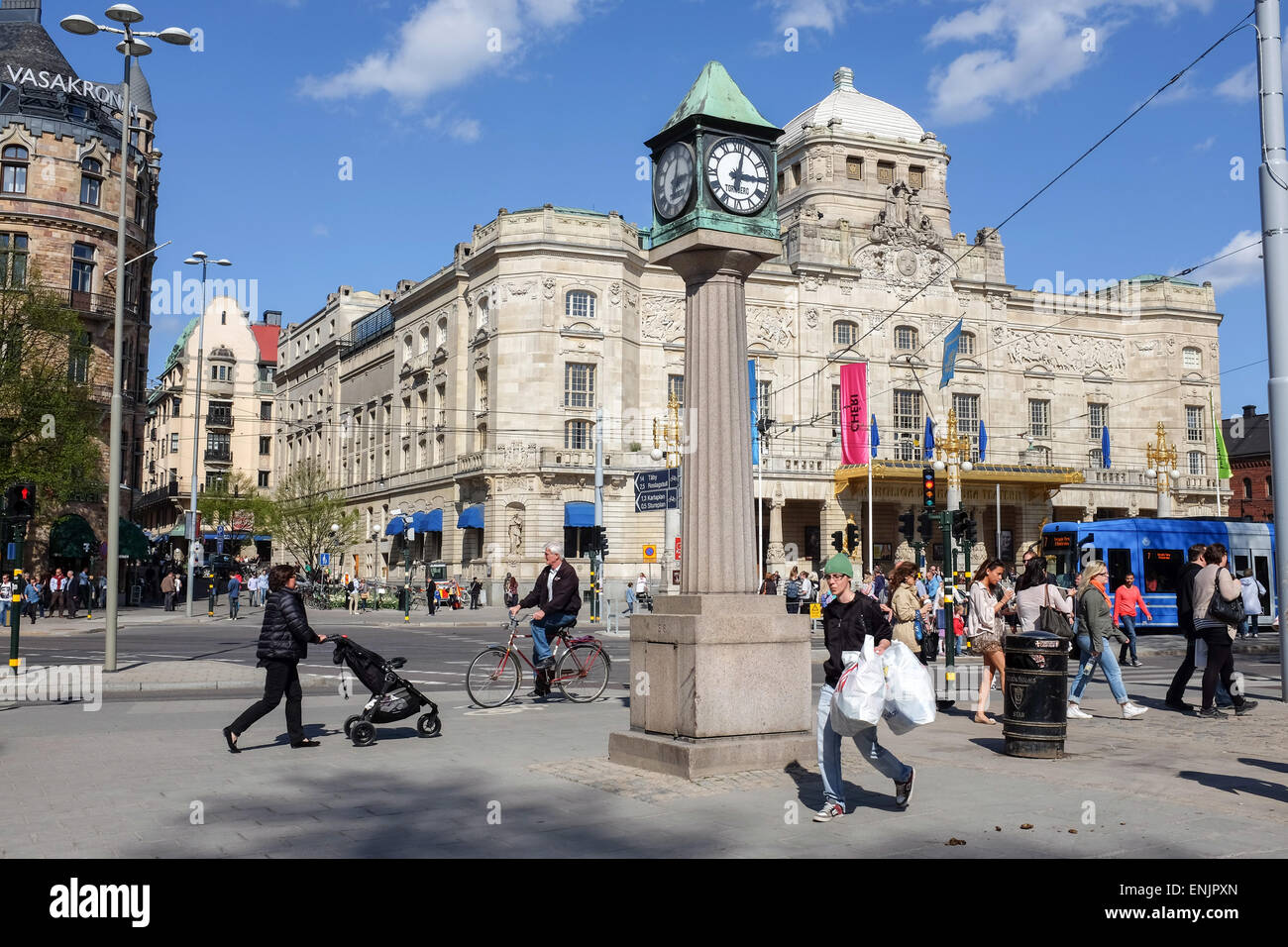 Schwedische Volk Spaziergänge Samstag am Nyproplan außerhalb königlichen dramatischen Theaters in Stockholm, Schweden Stockfoto