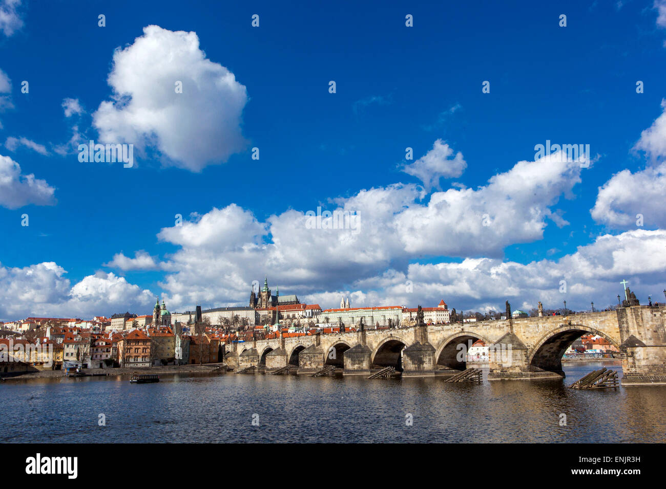 Panorama der mittelalterlichen Stadt Prag über der Moldau Karlsbrücke Prager Burg über der Mala Strana Prager Brücke Tschechische Republik Europabrücke Stockfoto