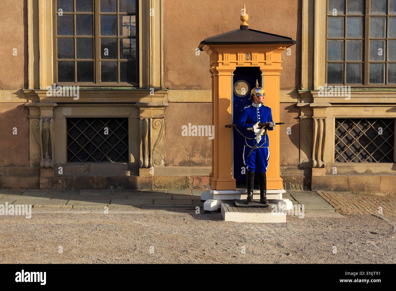 Eine junge, weibliche Soldaten der königlichen Garde vor dem königlichen Palast in Stockholm, Schweden. Stockfoto