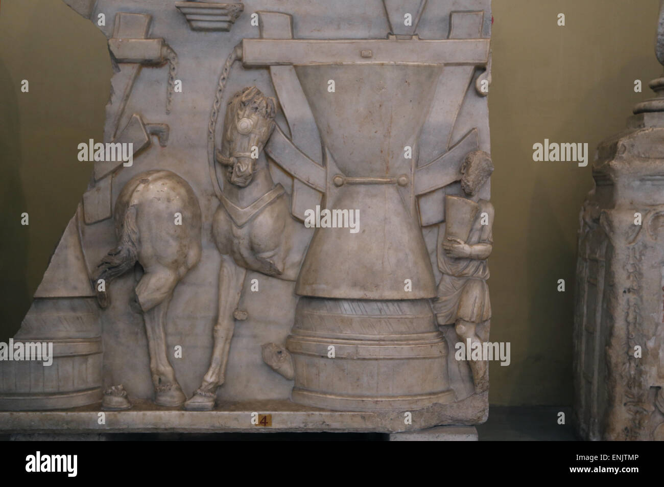 Römischen Relief. Pferd dreht ein Mahlstein zum Mahlen von Weizen in einer Bäckerei. Marmor. Sarkophag, 3. Jahrhundert n. Chr.. Italien. Stockfoto